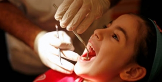 Khi bé bị sâu răng 