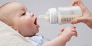 Vì sao không nên cho trẻ bú bình quá lâu