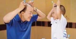 Dạy con đánh răng sáng và tối như... Đức Hải 