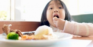 Gắp mảnh xương trong phổi 