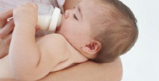 Làm gì khi trẻ bị sặc sữa?