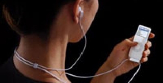 Nguy cơ bị điếc do nghe nhạc bằng máy mp3 